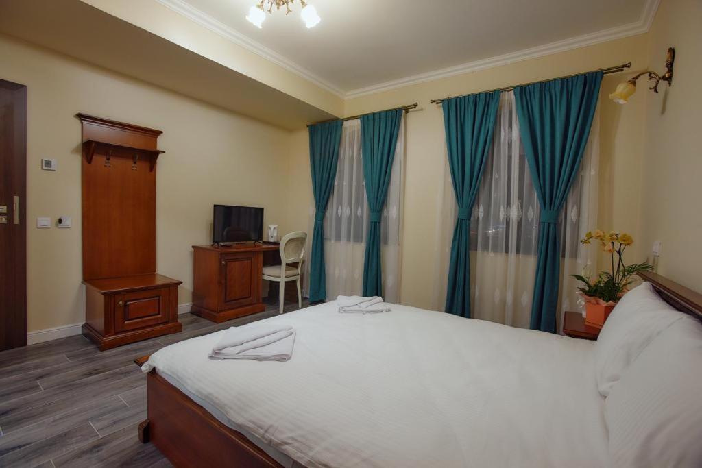Hotel Imperium Botiz Екстер'єр фото
